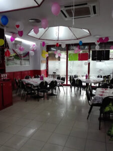 Imagen interior de la cafetería decorado para cumpleaños